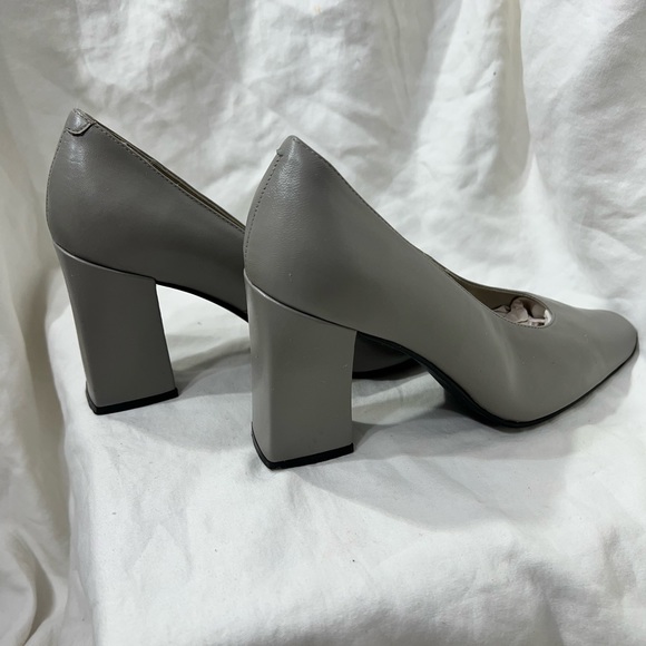 GRAY LEATHER SHOES SOURCE UNKNOWN 6 1/2 B, HEEL HEIGHT IS 3 1/2” INCHES. - Picture 7 of 16